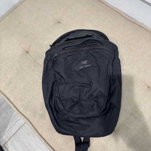Arc’teryx Index 15 Backpack in Black - Picture 2 of 11